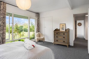 4 Schlafzimmer, Schreibtisch, Bügeleisen/Bügelbrett, WLAN