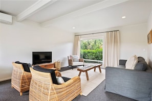 TV - Henry`s Bach with Wi-Fi (Taupō)