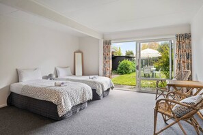 4 bedrooms, desk, iron/ironing board, WiFi - Henry`s Bach with Wi-Fi (Taupō)