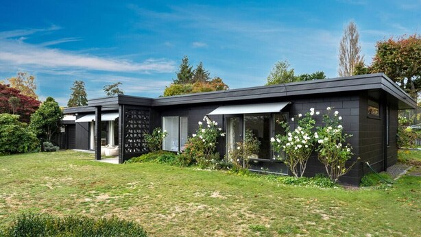 A modern two-story house with a flat roof, large windows, and a well-maintained lawn. - Henry`s Bach with Wi-Fi, private rear garden for alfesco dining (Taupō)