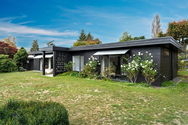 Exterior - Henry`s Bach with Wi-Fi (Taupō)