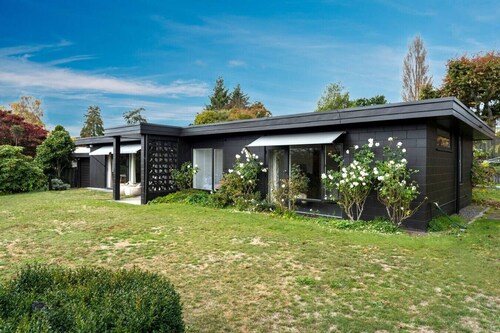 Henry`s Bach with Wi-Fi, private rear garden for alfesco dining