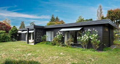 Henry`s Bach with Wi-Fi, private rear garden for alfesco dining