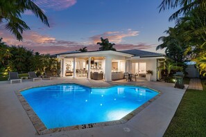 Piscine chauffée, chaises longues