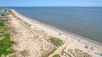 Plage à proximité, chaises longues, serviettes de plage