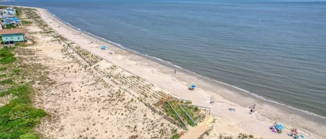 Vlak bij het strand, ligstoelen aan het strand, strandlakens