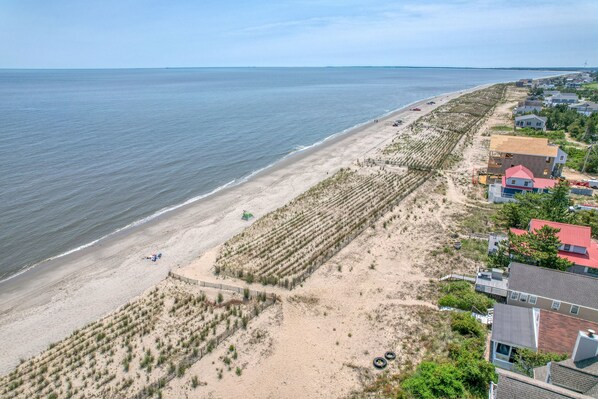 Beach nearby, sun-loungers, beach towels