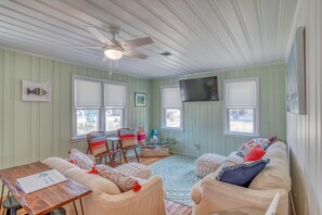 Smart TV, books - "STEPS TO SAND - Two Cottage Classic Gem Retreat" (Milton)
