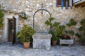 Unclassified image, 3 of 35, button