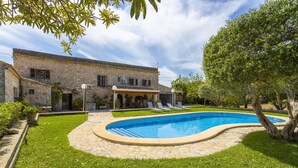 A stone villa with a swimming pool, surrounded by a well-maintained lawn and trees. - Villa with 3 bedrooms, tennis court, pool and barbecue (Buger)