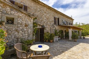 Outdoor dining - Can Pou Vell (Buger)