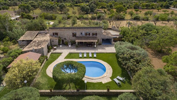 A villa with a swimming pool, surrounded by lush greenery and mountains in the background. - Villa with 3 bedrooms, tennis court, pool and barbecue (Buger)