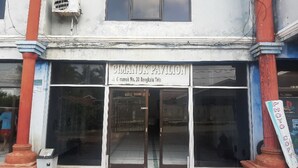 Un edificio con un cartel que dice 'CIMANUK PAVILION' y una entrada visible.