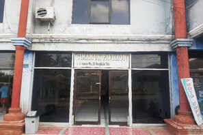 Un edificio con un cartel que dice 'CIMANUK PAVILION' y una entrada visible.