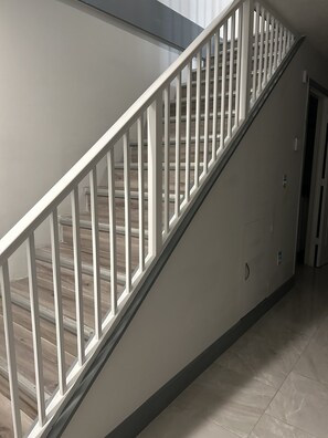 A staircase with white railings and a wooden floor. - Cute renovated 2 bedroom condo just minutes from Sanibel (Fort Myers)