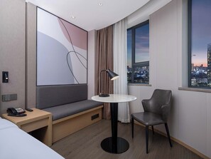 Standardzimmer, 1 King-Bett | Daunenbettdecken, Schreibtisch, Verdunkelungsvorhänge