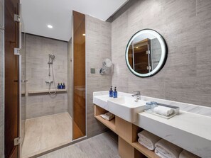 Suite, 1 Schlafzimmer, Meerblick | Badezimmer | Dusche, kostenlose Toilettenartikel, Haartrockner, Hausschuhe