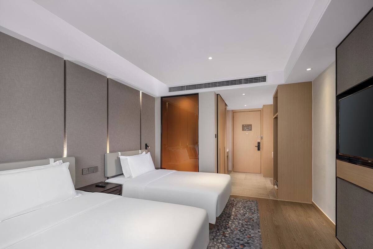 ห้องสแตนดาร์ด, หลายเตียง (High Floor) | ผ้านวมขนเป็ด, โต๊ะทำงาน, ผ้าม่านกันแสง, ห้องเก็บเสียง