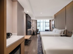 Edredons de pluma, escrivaninha, cortinas blackout