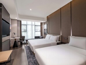 Cobrellits, escriptori, cortines opaques i habitacions insonoritzades
