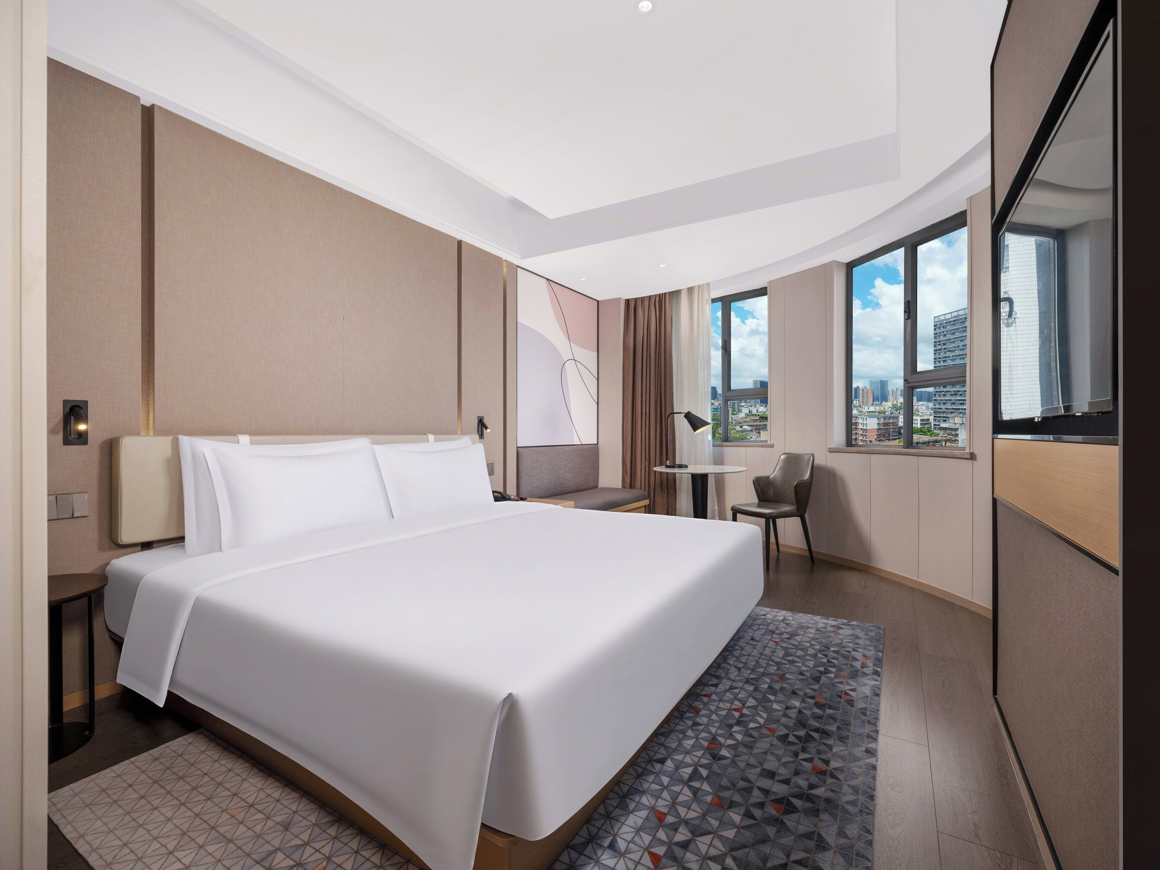 Cubrecamas, escritorio, cortinas blackout y sistema de insonorización 