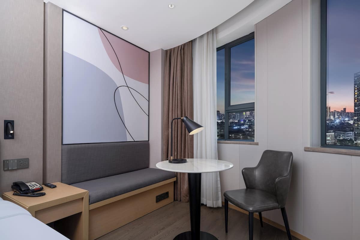 1 King Standard | Down comforters, desk, blackout drapes, soundproofing