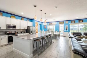 Réfrigérateur, four à micro-ondes, un four, surface de cuisson