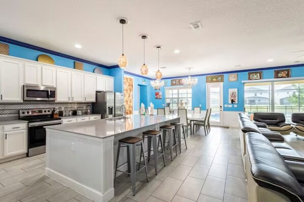 Réfrigérateur, four à micro-ondes, un four, surface de cuisson