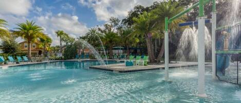 Una piscina al aire libre, una piscina climatizada