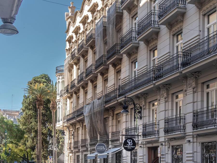 Un edificio histórico con balcones ornamentales y un cartel que dice 'Conchely Marigold Hotel'.