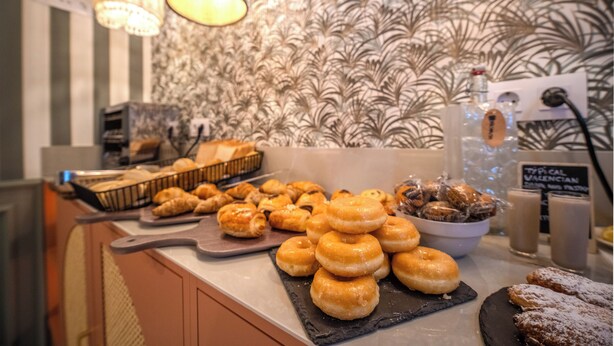 Un buffet de petit-déjeuner avec des viennoiseries et des boissons.