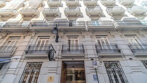 A historic building with ornate balconies and a classic architectural style. - Soho Boutique Turia (Valencia)