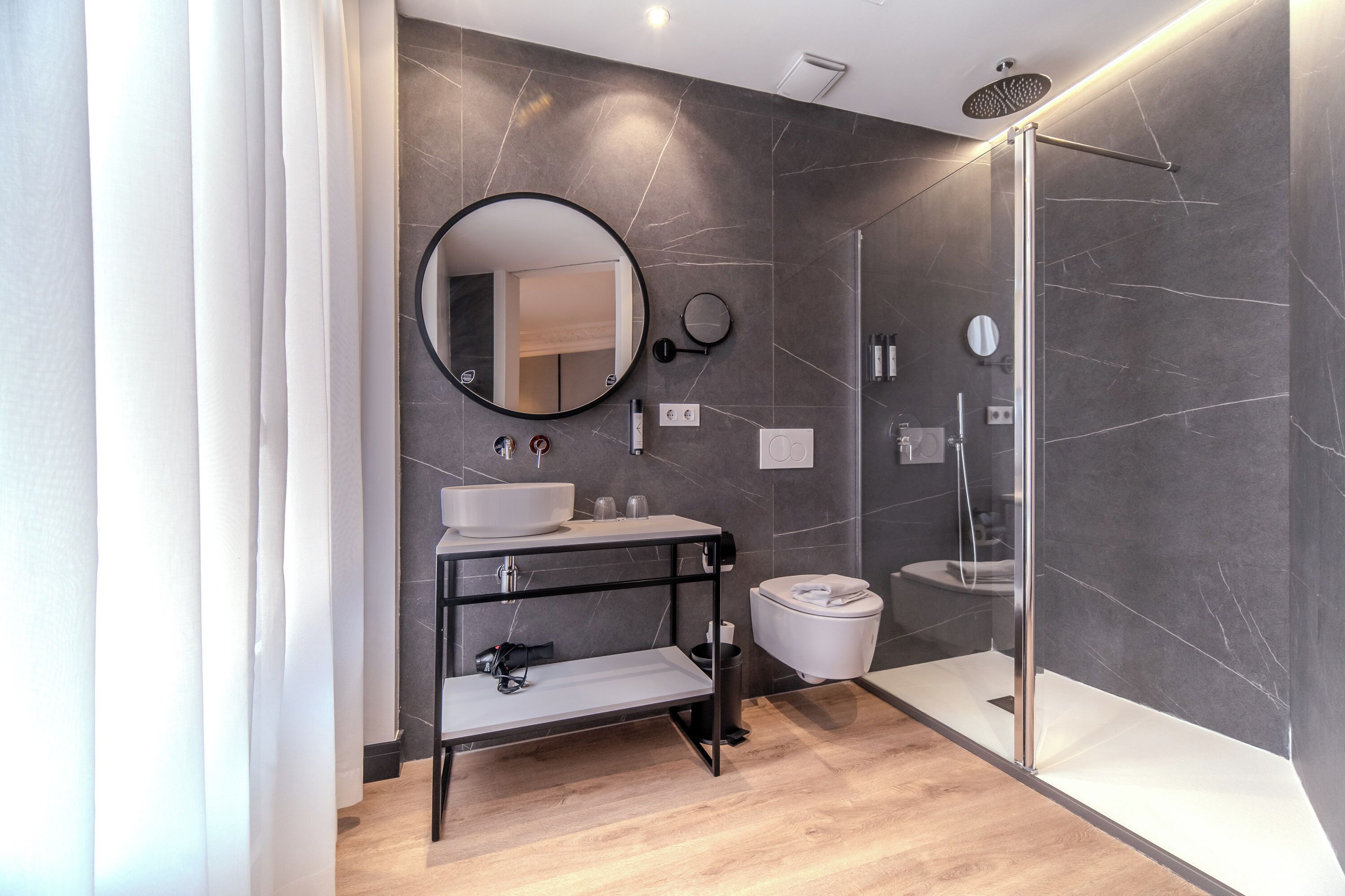 Habitación estándar con 1 cama matrimonial o 2 individuales | Baño | Tina profunda, regadera tipo lluvia, amenidades de baño gratuitas 