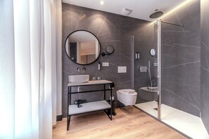 Standard Double or Twin Room | Bathroom | Deep soaking tub, rainfall showerhead, free toiletries, hair dryer - Soho Boutique Turia (Valencia)