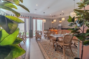 Café da manhã com buffet todos os dias mediante uma taxa