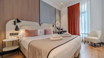 Habitación estándar con 1 cama doble o 2 individuales | Edredones de plumas, minibar, caja fuerte y escritorio