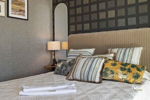2 chambres, coffres-forts dans les chambres, bureau