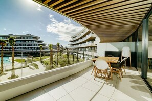 Outdoor dining - Sea View Apt: Walk to Beach, Pool & Gym Access (Torremolinos)