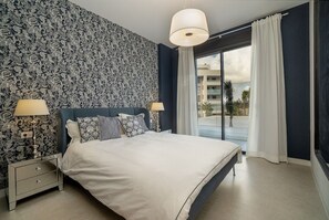 Room - Sea View Apt: Walk to Beach, Pool & Gym Access (Torremolinos)