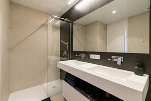 Bathroom - Sea View Apt: Walk to Beach, Pool & Gym Access (Torremolinos)
