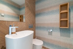 Bathroom - Sea View Apt: Walk to Beach, Pool & Gym Access (Torremolinos)
