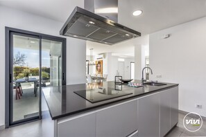 Réfrigérateur, micro-ondes, four, lave-vaisselle