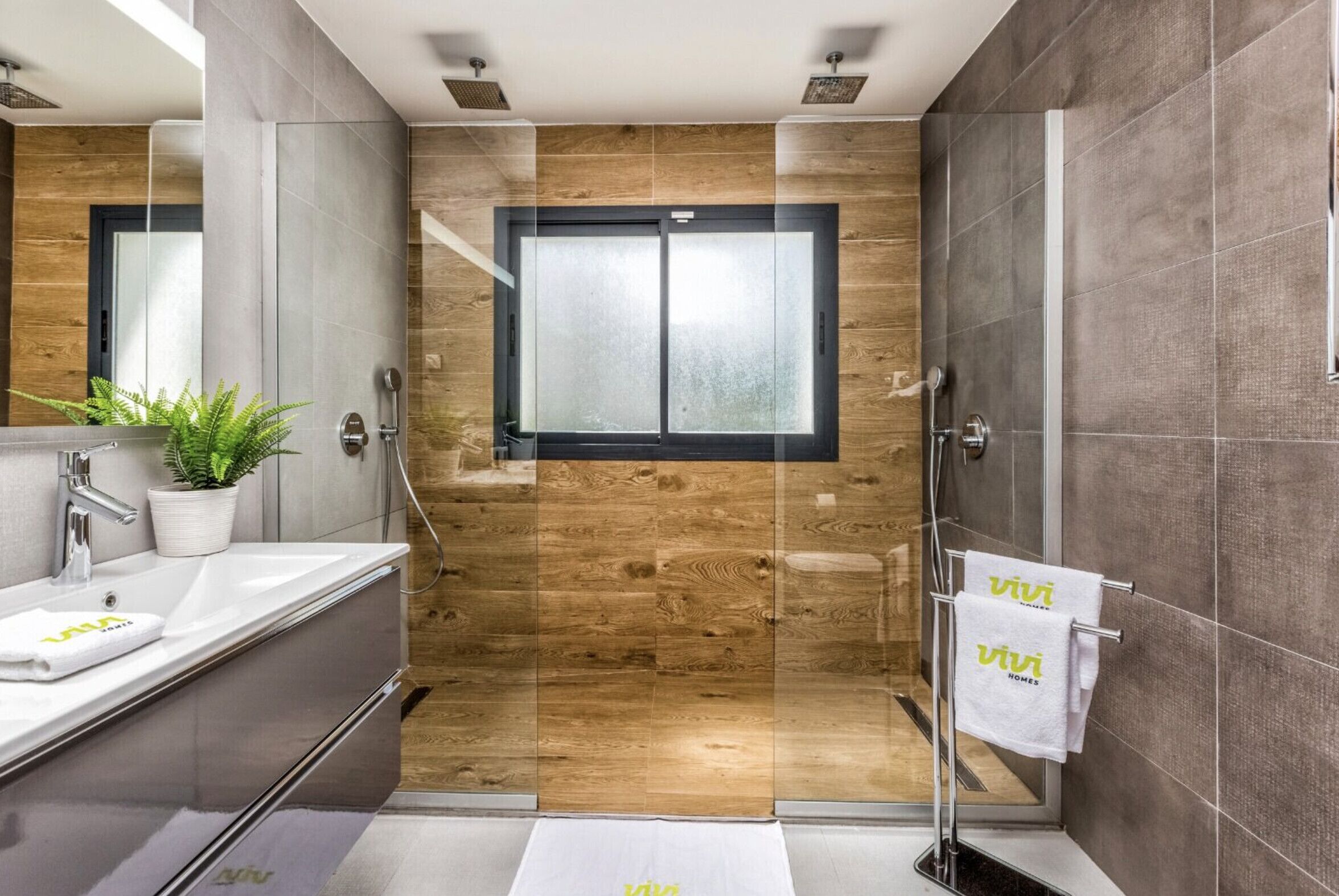 Douche, sèche-cheveux, serviettes fournies, savon