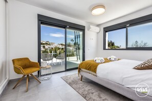 4 室のベッドルーム、セーフティボックス (室内)、デスク、アイロン / アイロン台