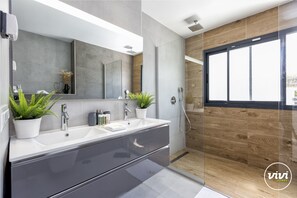 Shower, hair dryer, towels, soap - Villa Ruby | Pool - terrace - views (Sitio de Calahonda)
