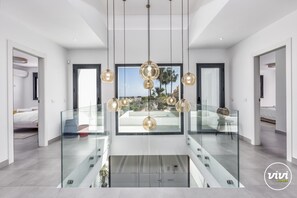 4 室のベッドルーム、セーフティボックス (室内)、デスク、アイロン / アイロン台