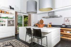 Geladeira, micro-ondas, fogão, cooktop