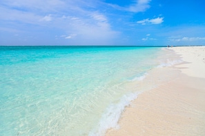 En la playa, camastros y toallas de playa