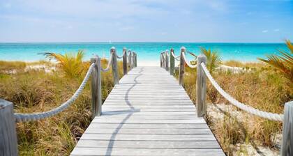 YACHT CLUB D4 - Waters Edge Poolside Condo - Walk to Grace Bay Beach, Dining.