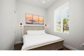 4 soverom, memory foam-senger, strykejern/-brett og reiseseng for barn